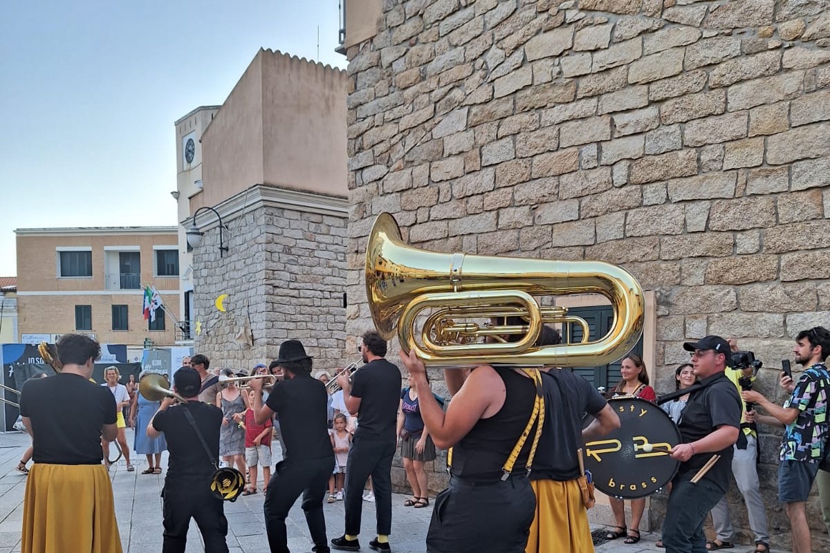 timeinjazz's tweet photo. 𝗟𝗮 𝗻𝗼𝘀𝘁𝗿𝗮 𝘁𝗲𝗿𝘇𝗮 𝗴𝗮𝗹𝗹𝗲𝗿𝘆 è il racconto di una giornata veramente speciale.
Una giornata di suggestioni, danze, ritmi, improvvisazioni.
Grazie a #GiovanniIacovella, #FrancescoCavestri ed il suo trio, gli Unkle Kook, la #RustyBrassBand per le vie di #Berchidda. https://t.co/0d4yFDcMA8