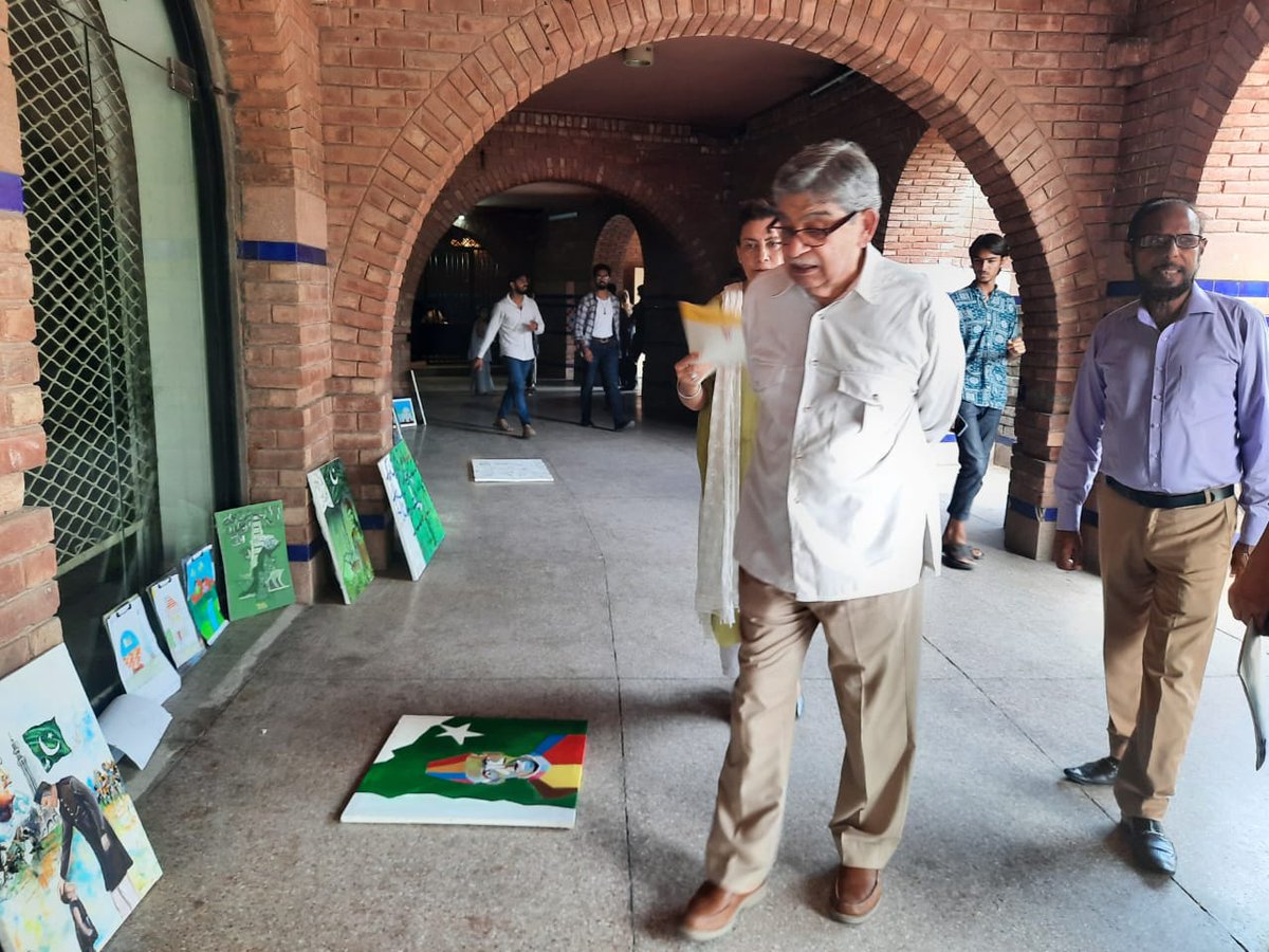 AlhamraLAC's tweet photo. Pakistani renowned painter Mian Ijaz ul Hassan selected the best 3 artworks of the live Painting Competition in order to celebrate #IndependenceDay of Pakistan.
#alhamra #culturalcomplex #visualarts #lahore #punjab #art #painting #paintingcompetition #livecompetition #14thAugust https://t.co/nA3gwlHFCD