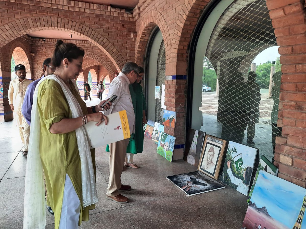 AlhamraLAC's tweet photo. Pakistani renowned painter Mian Ijaz ul Hassan selected the best 3 artworks of the live Painting Competition in order to celebrate #IndependenceDay of Pakistan.
#alhamra #culturalcomplex #visualarts #lahore #punjab #art #painting #paintingcompetition #livecompetition #14thAugust https://t.co/nA3gwlHFCD
