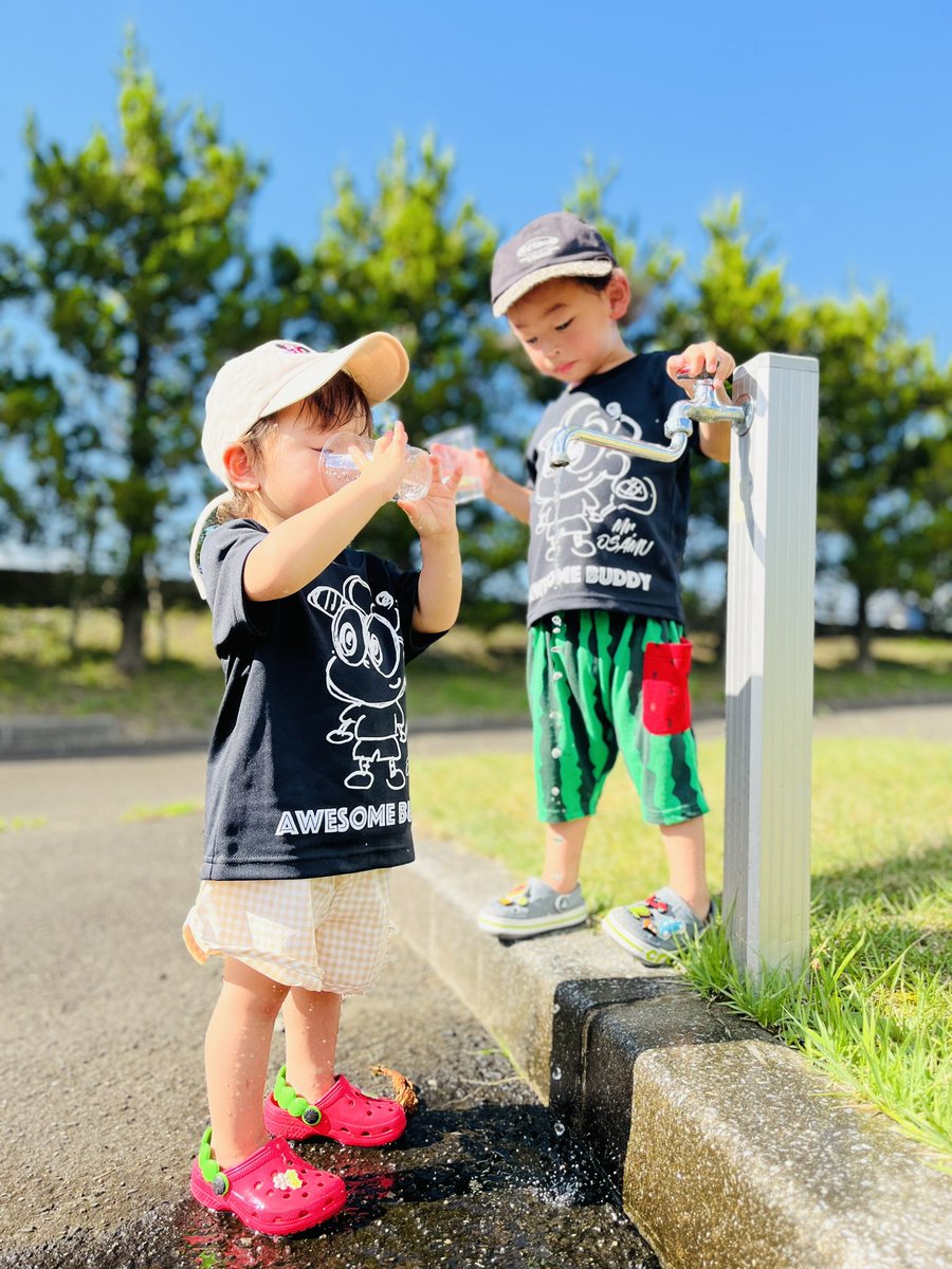 yomemaou's tweet photo. とっても暑いですね🔥
ちびっこたちも暑さに負けず遊んでました🌊🌞

オサムくんTシャツおそろいいかがですか👦🏻 https://t.co/zSmBIjOMg1
