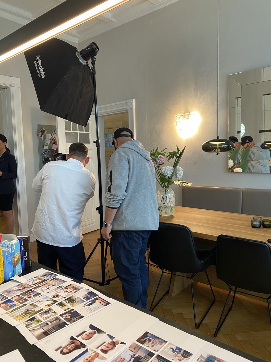 von_Poll's tweet photo. Werfen Sie mit uns einen Blick hinter die Kulissen ….
… beim Imageshooting von @von_Poll Immobilien.
Licht, Kamera, Perfektion – Seien Sie gespannt auf die Ergebnisse.
#immobilien #imageshooting #behindthescene https://t.co/fHnmzmUZPi