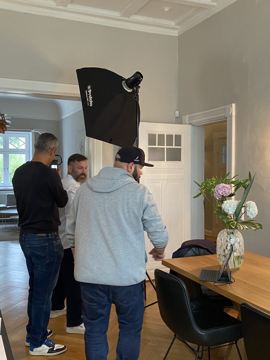 von_Poll's tweet photo. Werfen Sie mit uns einen Blick hinter die Kulissen ….
… beim Imageshooting von @von_Poll Immobilien.
Licht, Kamera, Perfektion – Seien Sie gespannt auf die Ergebnisse.
#immobilien #imageshooting #behindthescene https://t.co/fHnmzmUZPi