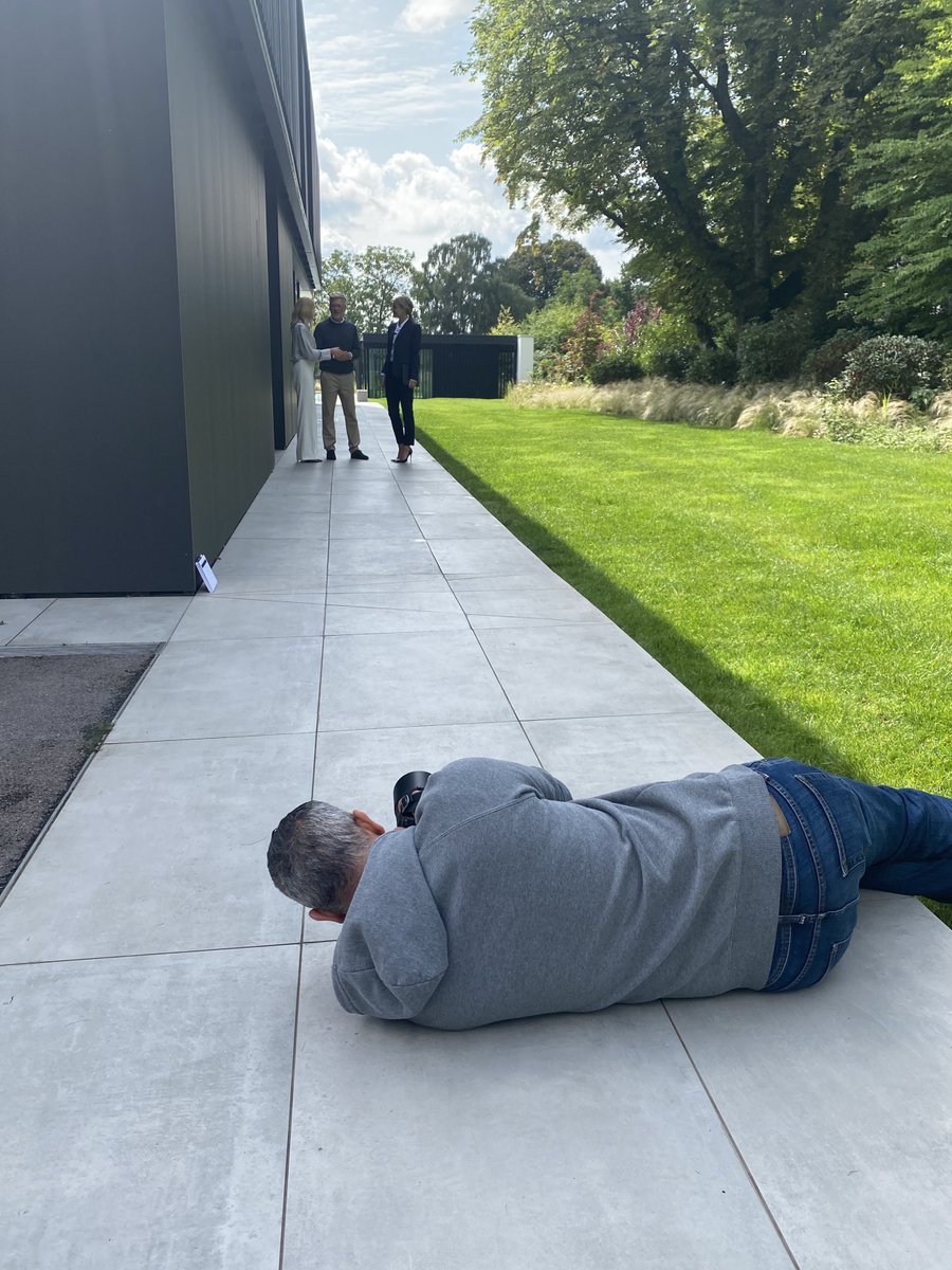 von_Poll's tweet photo. Werfen Sie mit uns einen Blick hinter die Kulissen ….
… beim Imageshooting von @von_Poll Immobilien.
Licht, Kamera, Perfektion – Seien Sie gespannt auf die Ergebnisse.
#immobilien #imageshooting #behindthescene https://t.co/fHnmzmUZPi