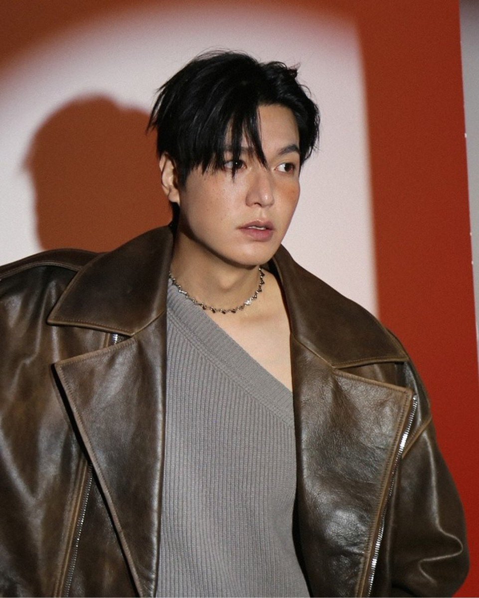 [#이민호]

Anxiously awaiting the moment I lay eyes on the incredible LEE MINHO! 🌟

Peek behind the scenes of the enchanting August issue cover for Dazed magazine.💞

naver.me/55R3HTf6

#LEEMINHO #MINOZ #DAZED