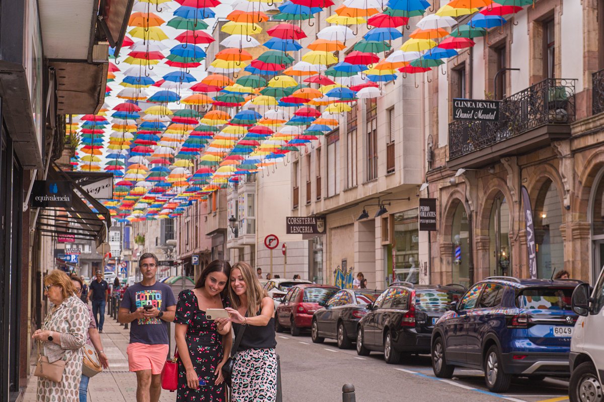 Torrelavega_es's tweet photo. 💚❤️💚❤️💚HOY COMIENZAN LAS FIESTAS DE #TORRELAVEGA y se nota en calles, comercios, balcones...
🥳Torrelaveguenses y visitantes
🎉Todos a disfrutar de #LaPatrona2023
👉Consulta el programa en web https://t.co/kPIbfVq1QP
#FiestasVirgenGrande #Torrelavega #Torrelaveganízate https://t.co/TCYV8W8rqY