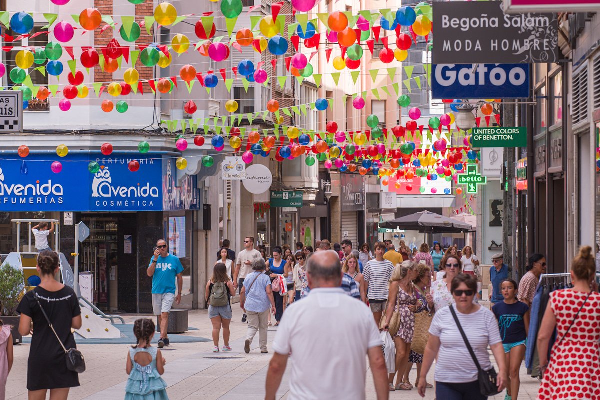 Torrelavega_es's tweet photo. 💚❤️💚❤️💚HOY COMIENZAN LAS FIESTAS DE #TORRELAVEGA y se nota en calles, comercios, balcones...
🥳Torrelaveguenses y visitantes
🎉Todos a disfrutar de #LaPatrona2023
👉Consulta el programa en web https://t.co/kPIbfVq1QP
#FiestasVirgenGrande #Torrelavega #Torrelaveganízate https://t.co/TCYV8W8rqY