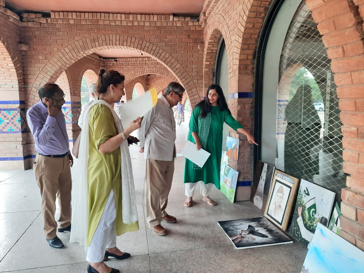 AlhamraLAC's tweet photo. Pakistani renowned painter Mian Ijaz ul Hassan selected the best 3 artworks of the live Painting Competition in order to celebrate #IndependenceDay of Pakistan.
#alhamra #culturalcomplex #visualarts #lahore #punjab #art #painting #paintingcompetition #livecompetition #14thAugust https://t.co/nA3gwlHFCD
