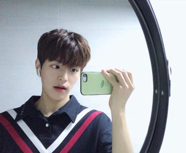 mang_sep9's tweet photo. 예전엔 
난 고래야 고래서 널 좋아해
난 콩이야 알콩달콩
이런 폰케이스 끼고 다니던 승민이가 이제 그거 언제적거냐고 말한다...
사무적인 태도. 섭섭하네요 https://t.co/G2T1ZYLD4L