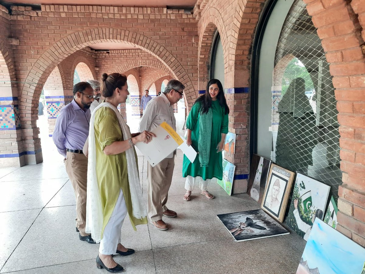 AlhamraLAC's tweet photo. Pakistani renowned painter Mian Ijaz ul Hassan selected the best 3 artworks of the live Painting Competition in order to celebrate #IndependenceDay of Pakistan.
#alhamra #culturalcomplex #visualarts #lahore #punjab #art #painting #paintingcompetition #livecompetition #14thAugust https://t.co/nA3gwlHFCD