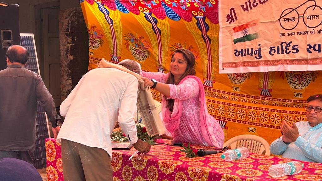 MehulSojitra15's tweet photo. #MeriMatiMeraDesh  કાર્યક્રમ અંતર્ગત ધોરાજી તાલુકાના ગામોના  વીરોનું સન્માન કરવામાં આવ્યું @CMOGuj @DDORAJKOT1 @Bhavika3110 @TdoDhoraji https://t.co/p8gyqNhBYs