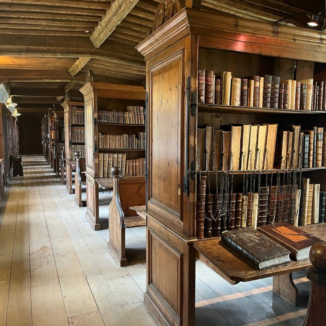 engcathedrals's tweet photo. Was passing by so rude not to.
A visit to @WellsCathedral1 and got to see a chained library, a squint window (more later about that), a sentinel, the wishbone arches and much more gorgeousness.
#Wells #ChainedLibrary #SquintWindow #Sentinel #WishboneArches #ExploringWells https://t.co/19F5nHX5KD