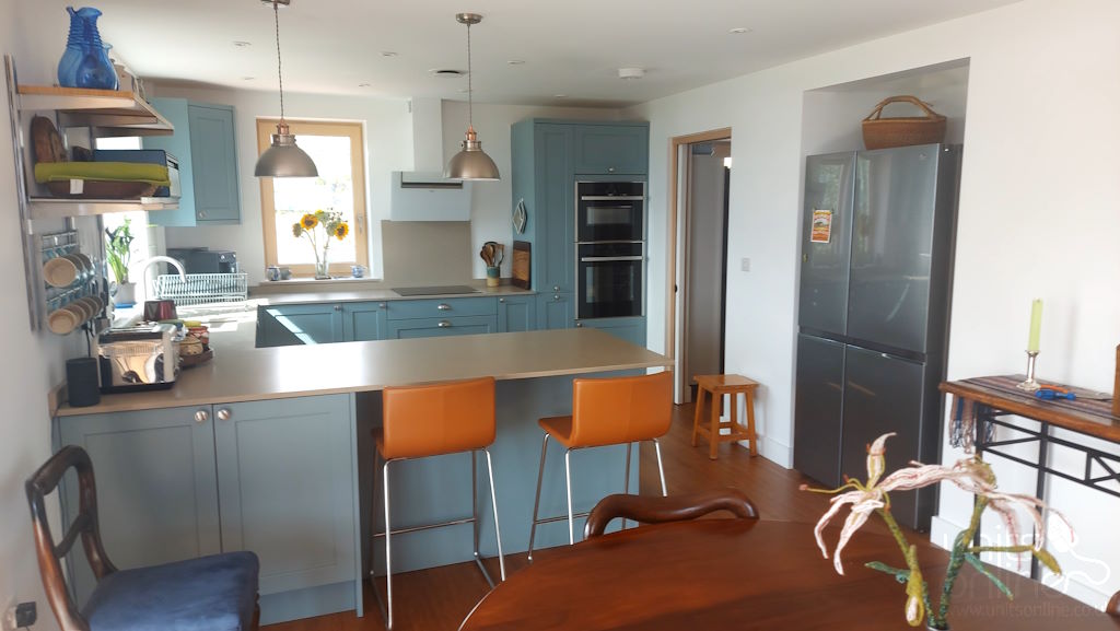 UnitsOnline's tweet photo. Another customer happy with their new kitchen!

This kitchen is the Kitchen Stori Aldana shaker.  The colour is painted light teal.  The worktop is from Silestone.  It is coral clay with a suede finish.

#kitchen #shaker #lightteal #unitsonline https://t.co/dCGCuimhC9