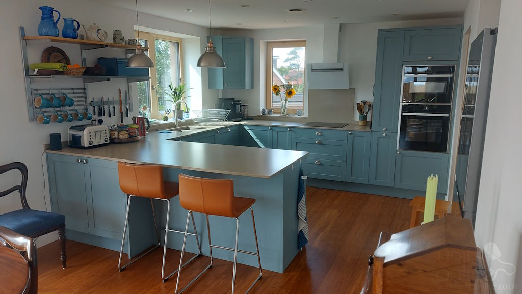 UnitsOnline's tweet photo. Another customer happy with their new kitchen!

This kitchen is the Kitchen Stori Aldana shaker.  The colour is painted light teal.  The worktop is from Silestone.  It is coral clay with a suede finish.

#kitchen #shaker #lightteal #unitsonline https://t.co/dCGCuimhC9