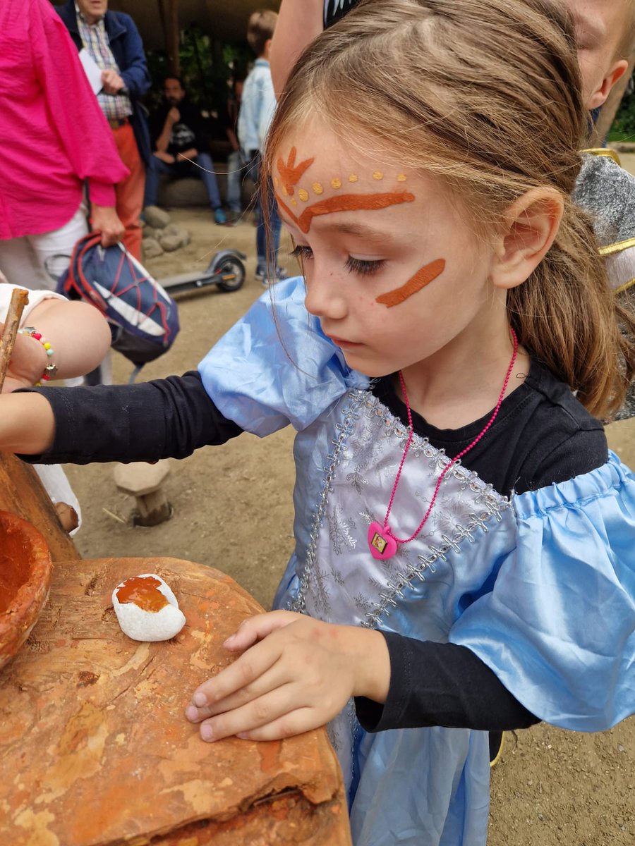 x_clueless's tweet photo. Went back in time yesterday, from stone age up to early medieval. Painted rocks. Exercised with the roman soldiers and played ring toss with a viking.
Amazing day. #Archeon https://t.co/8ad4JpzXLI