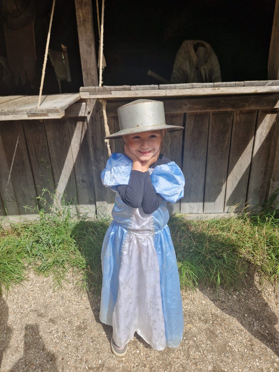 x_clueless's tweet photo. Went back in time yesterday, from stone age up to early medieval. Painted rocks. Exercised with the roman soldiers and played ring toss with a viking.
Amazing day. #Archeon https://t.co/8ad4JpzXLI