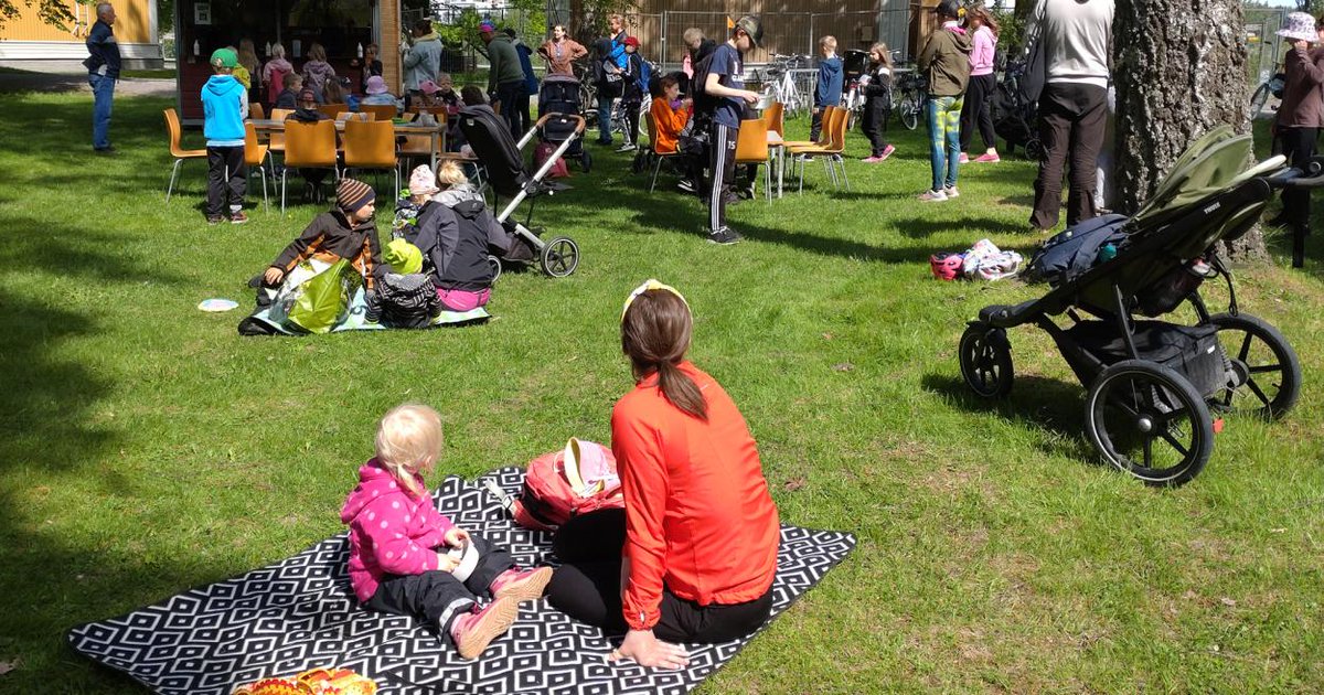Puistoruokailussa ennätysmäärä kävijöitä – kesän aikana jaettiin yli 11 700 ateriaa lapsille ja nuorille #Tampere dlvr.it/StVWjR
