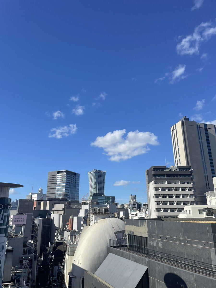 kaminaritweet's tweet image. 本日は7th FLOORにて開催の高野寛さんのワンマンです！
1部は高野さんによる映像とアンビエント、2部は弾き語りと言うたっぷり高野寛を楽しめる二部構成。
美味しいカレーの出店もあります！
当日券もご用意しました、是非お見逃しなく‼︎

tiget.net/events/252011

#高野寛
#7thFLOOR