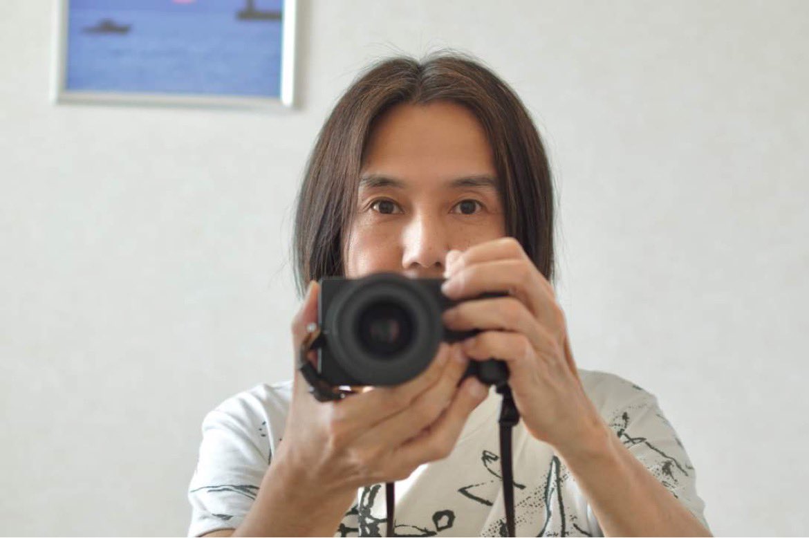 kaminaritweet's tweet image. 本日は7th FLOORにて開催の高野寛さんのワンマンです！
1部は高野さんによる映像とアンビエント、2部は弾き語りと言うたっぷり高野寛を楽しめる二部構成。
美味しいカレーの出店もあります！
当日券もご用意しました、是非お見逃しなく‼︎

tiget.net/events/252011

#高野寛
#7thFLOOR