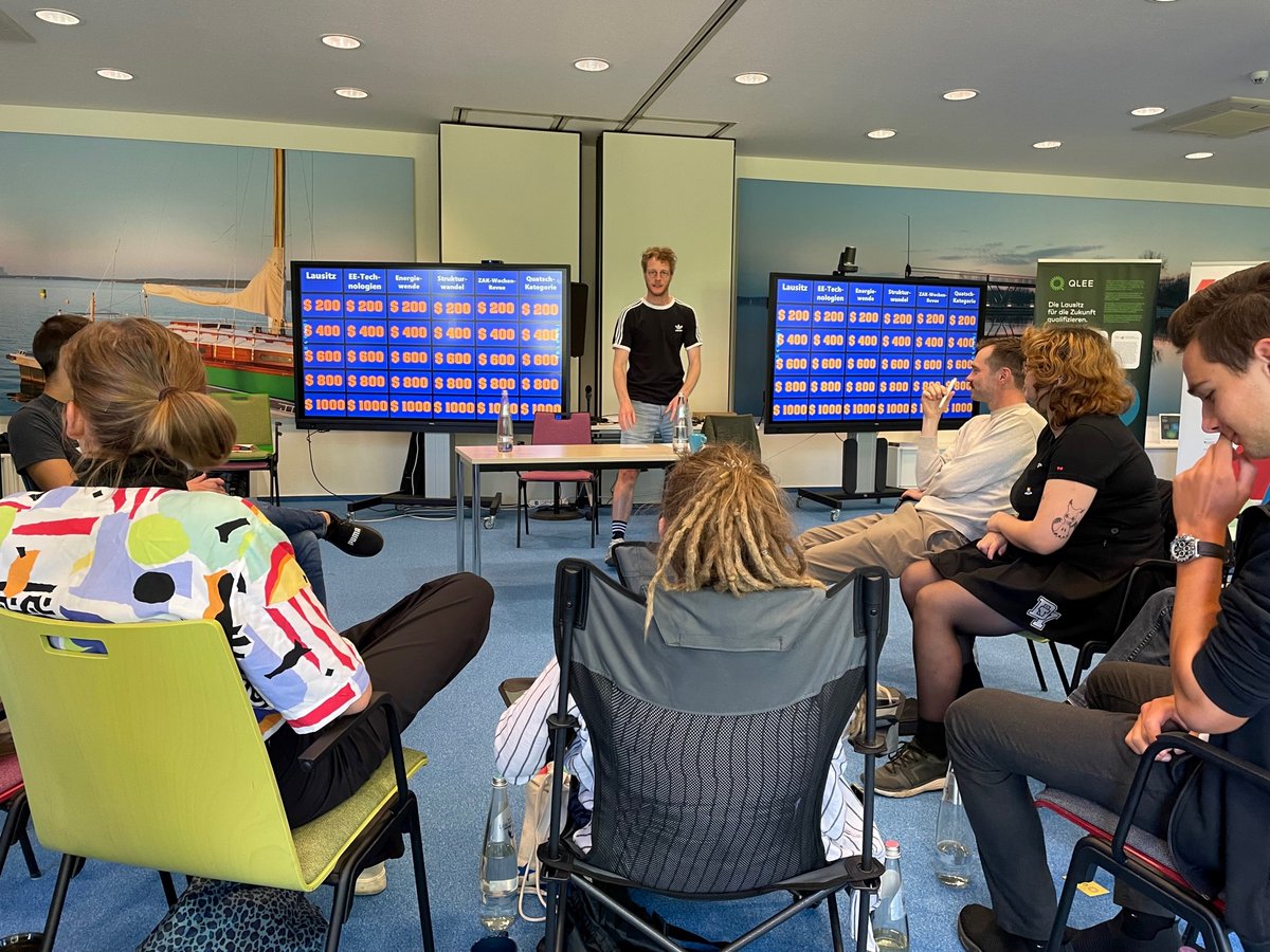 qlee_eu's tweet photo. Letzter Tag der Zukunftsakademie Lausitz. Zum Aufwärmen starten wir mit einer Quizrunde u.a. zur Energiewende, zur Lausitz und zu EE-Technologien. #qlee_zukunft #FiveDaysForFuture
@LEAG_de @InstitutBBF @bEEmerkenswert @dgbjugendbbr https://t.co/mI2sjSUwPY