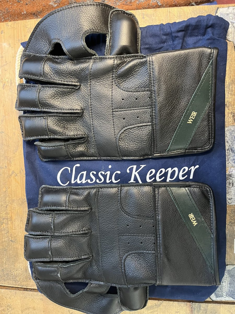 Finished off another four bespoke pairs yesterday. These are for a son a mate I played with @ Warwick’s . V Classic styling , lightly padded, cane shortish cuffs, T webs. Overall smaller glove. Classic Black with Green flash as a nod to club colours. <a href="/KeeperCourt/">Wicket Keepers Court.</a> <a href="/WK_Union/">Wicketkeeper's Union</a>