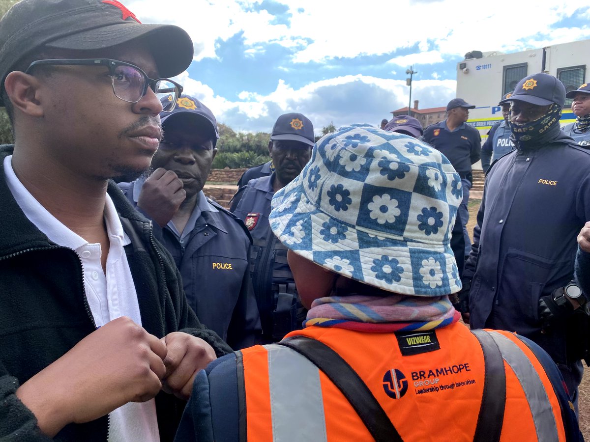 EFFYC_UP's tweet photo. โฆ๏ธ IN PICTURES โฆ๏ธ
EFFSC UP members participated in the student's march to the Union Buildings to call on the useless Blade Nzimande and NSFAS to fix the mess they have created of defunding students.
#EFFTurns10
#RegisterToVoteEFF
#EFFREDFRIDAY
#DirectPaymentMustFall https://t.co/KYRYt64FgD
