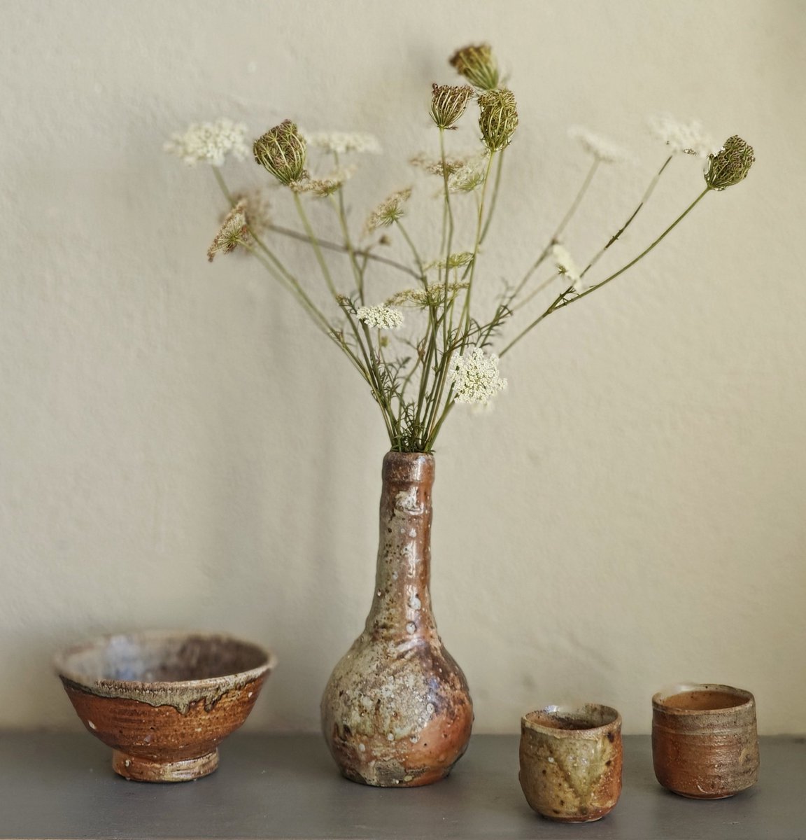 Wonderful wild carrot, not to mention the wonderful Nic Collins. Vase, bowl, and guinomis
#niccollins #studiopottery #collectpottery #contemporaryceramics #contemporaryliving #pottery #woodfiredpottery #vase #bowl #guinomi #studioceramics