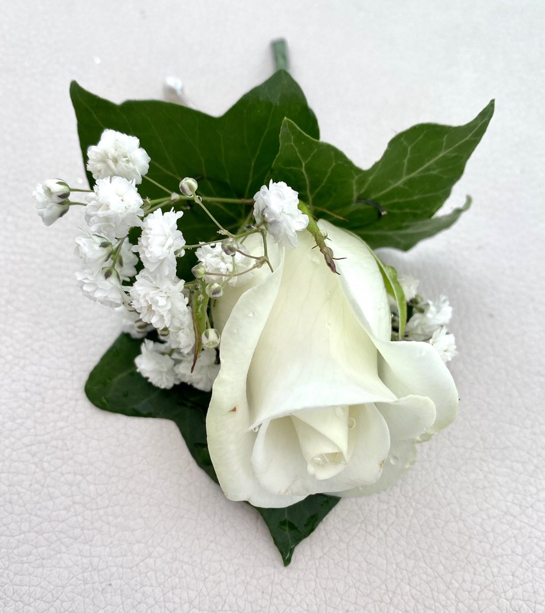 Simple elegant white 💍💕🌸 Etsy:etsy.com/uk/shop/LilyMa…

Also available for weddings on HitchedUK:hitched.co.uk/.../lily-maud-…...

#vintage #vintagebride #vintagebridal #vintagebrides #vintagebridesmaid #vintagebuttonhole #wristcorsage #wristcorsages #lilacwedding