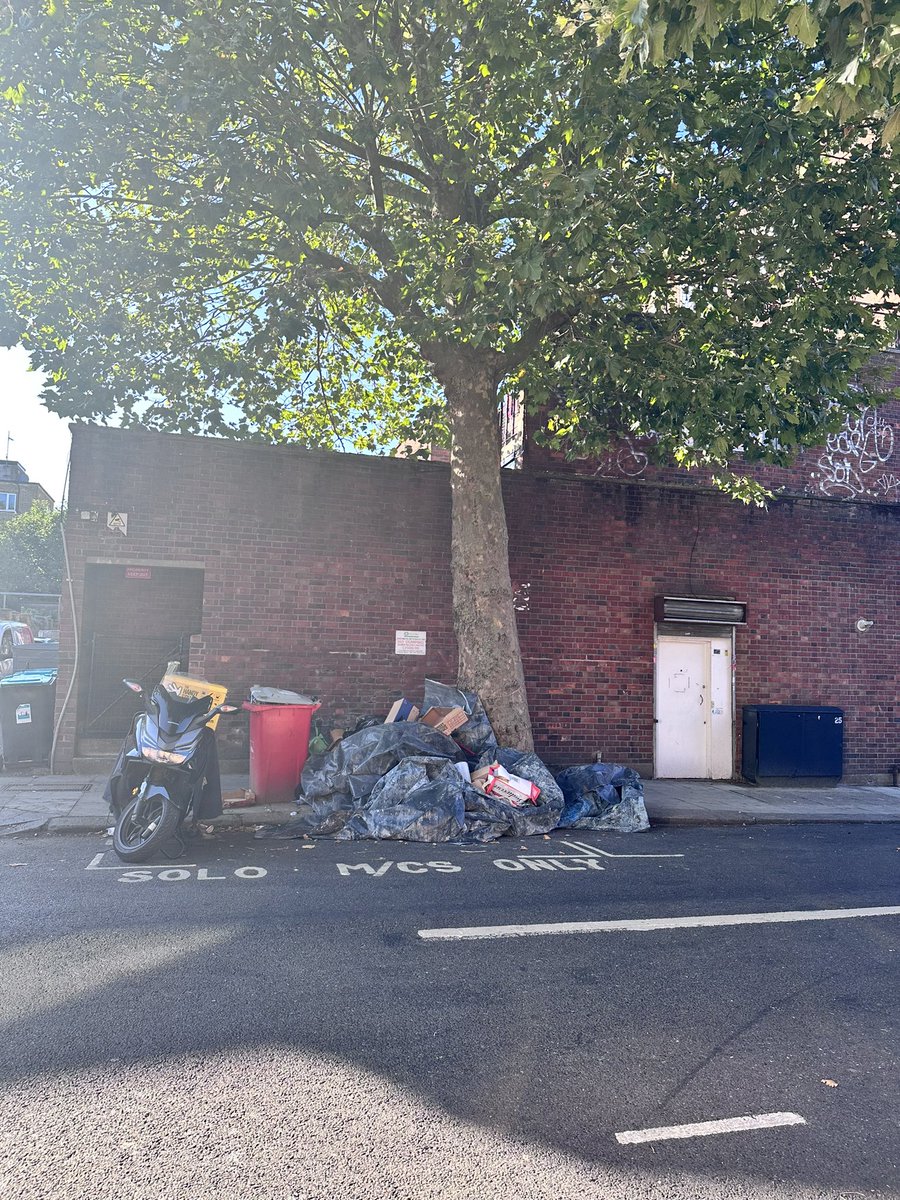 The below scrap from a work in Skardu Road <a href="/CamdenCouncil/">Camden Council</a> <a href="/LifeInKilburn/">Life In Kilburn</a> #cricklewood have been there for a week now! 
#thetreesarenotbins <a href="/MayorofLondon/">Mayor of London, Sadiq Khan</a>