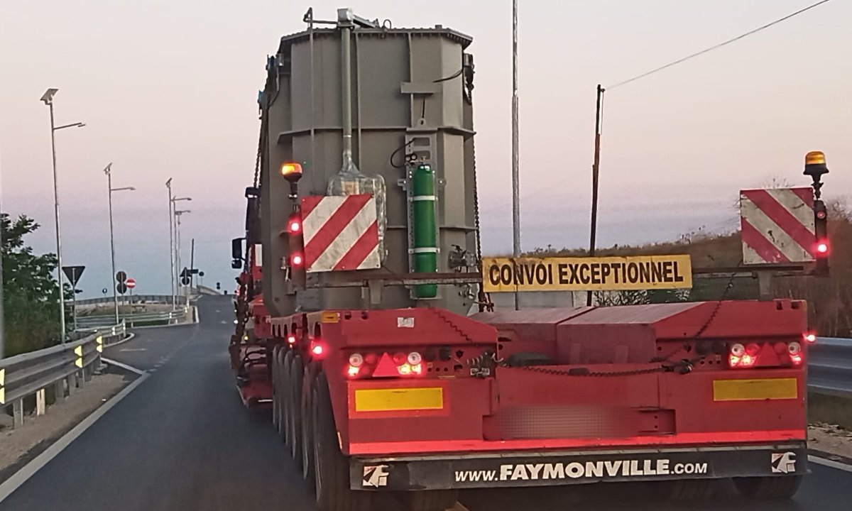 ShaShega's tweet photo. Exceptional transports require a technical escort by authorized and trained personnel. A technical escort is a road safety service.
#shegatrans #international #transportt #oversizeload #technicalescort #cargo #Loading #ExceptionalService #road #successfully #bestcompany https://t.co/T6opalqtgq