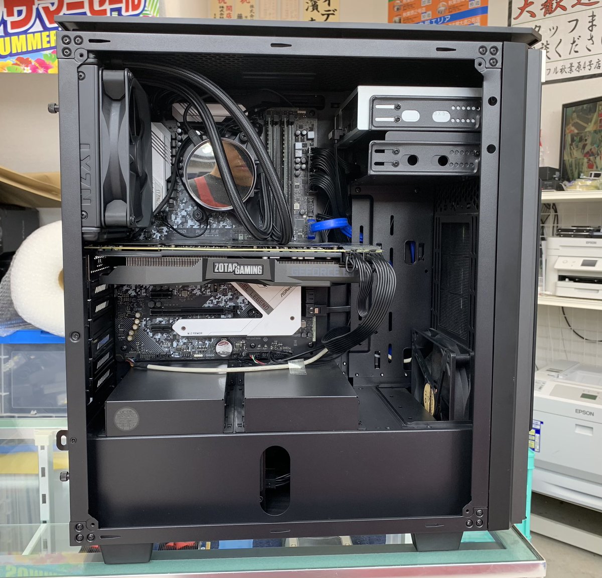 PCcomfullAKB4's tweet photo. 12コア24スレッドのRyzen 9に、RTX 2080 SUPER入りの自作マシーン🤖
2019年構成ですが、現行機とも引けを取らない激ツヨ構成💪現行ゲームの動作や、編集関係もバッチリ👌
さらに、電源は脅威の1200W🔌Blu-rayドライブまで付いたてんこ盛りな1台✨
展示品限り!
#秋葉原 #excomputer #GeForce #Ryzen https://t.co/vG8QRvsCDL