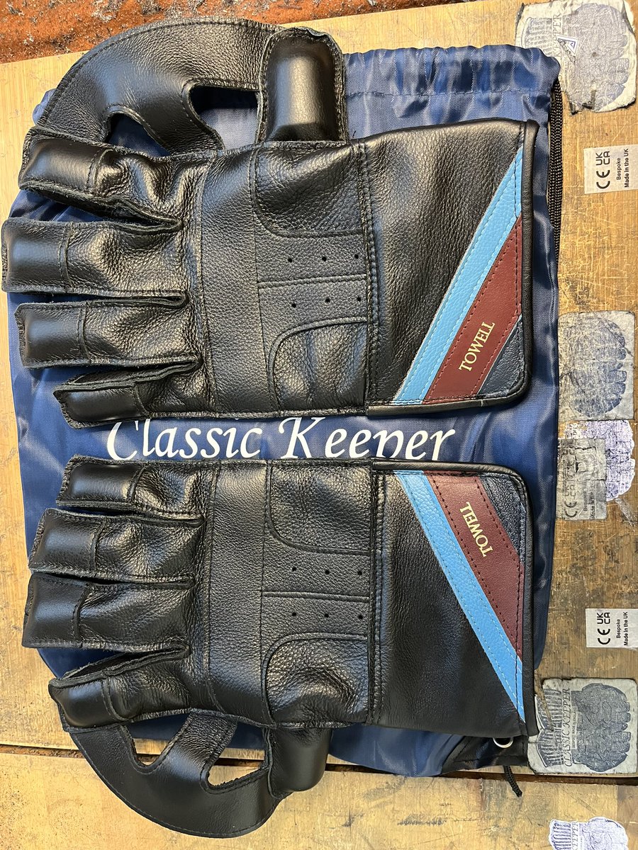 A glove that I would refer to as being in-between mens  &amp; large mens for Josh, with his club colours on the rear cuff, but again classic Black the base colour <a href="/KeeperCourt/">Wicket Keepers Court.</a> <a href="/WK_Union/">Wicketkeeper's Union</a>