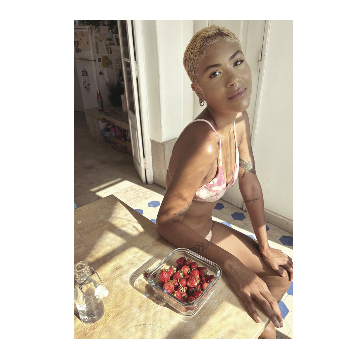 baobabluv's tweet photo. "Tie-dye, sunshine, and a side of juicy strawberries – Teresa's recipe for a perfect day! https://t.co/l12O6zz2Or