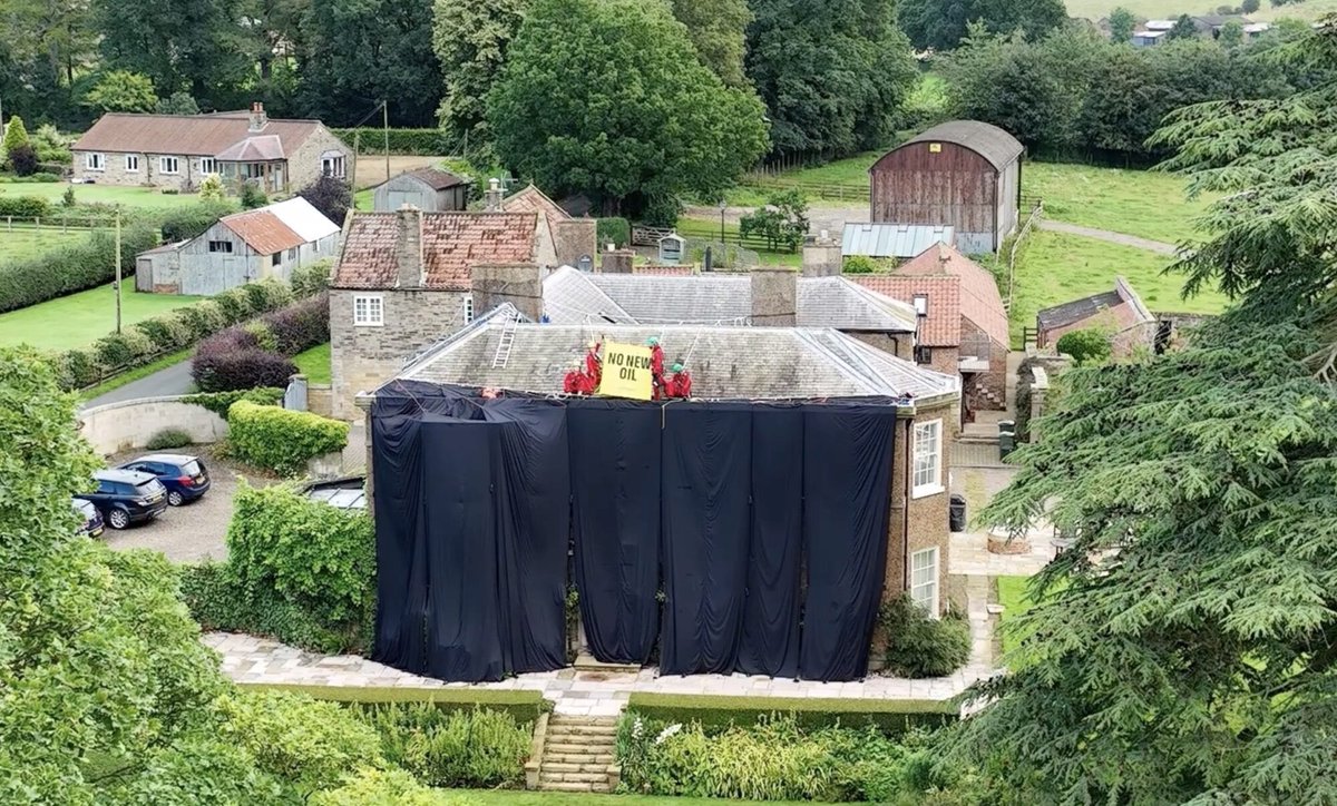 Alix_Ki's tweet photo. Christo’s wrapping #art applied on political #activism for the #climatecrisis. Beautifully done @GreenpeaceUK !👏
https://t.co/QC0xphgeTF https://t.co/ncWkMatSJc