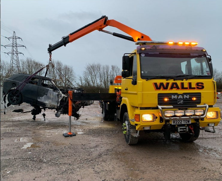 wallstrucks's tweet photo. MAN 4X4 picking up this burnt out Range Rover.

#trucks #rangerover #walls #4x4 #truckrecovery https://t.co/Z844gbUl6E