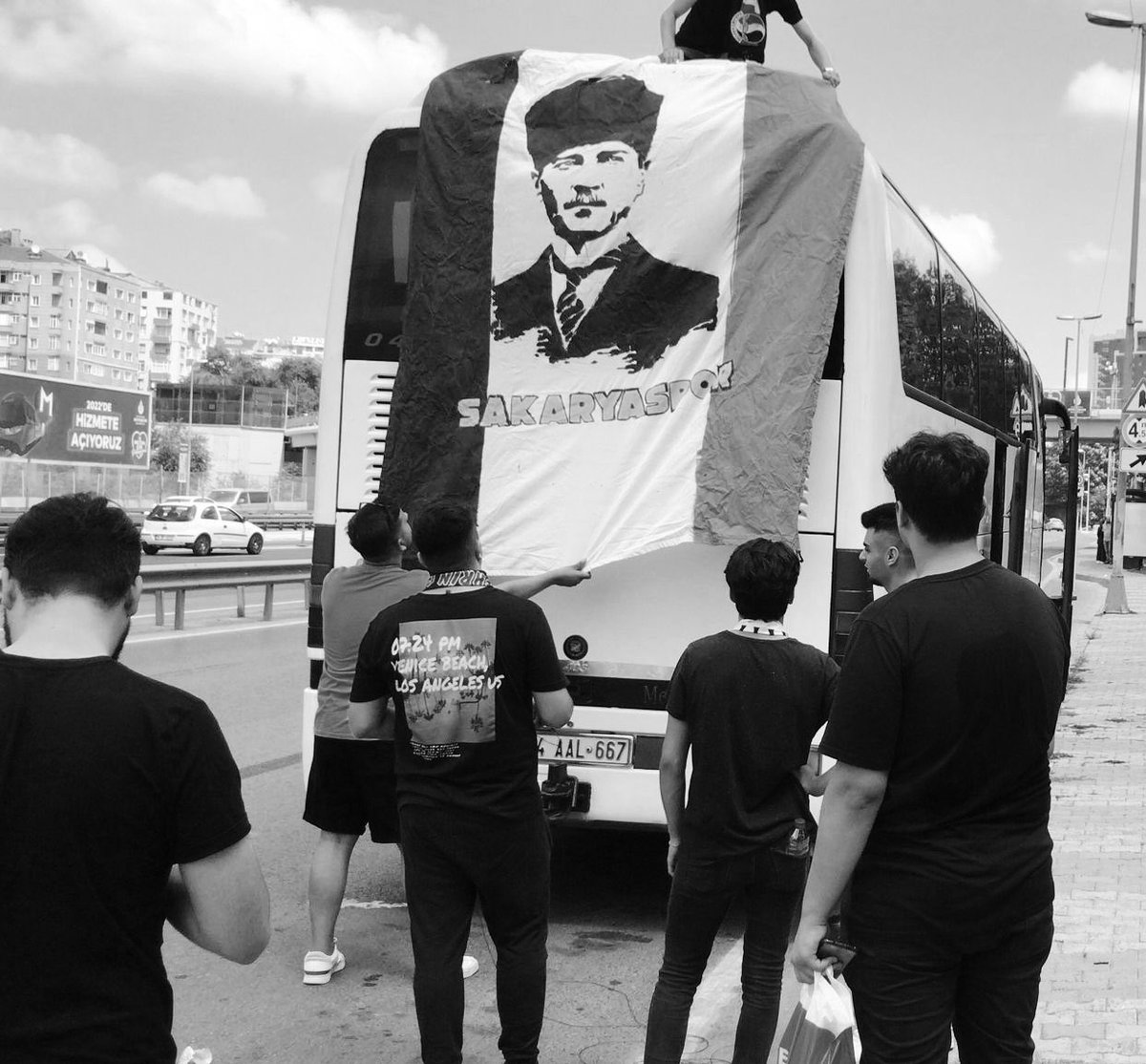 UltrasTurkish's tweet photo. Deplasmanlar da maalesef enflasyona yenik düştü. İstanbul'dan, Göztepe deplasmanı için İzmir'e gidecek olan Sakaryasporlu taraftarlar yüksek fiyattan dolayı deplasmanı iptal etti. 16 kişilik minibüs için talep edilen ücret 12.000₺ 🥺 https://t.co/Urm9o1HN3k