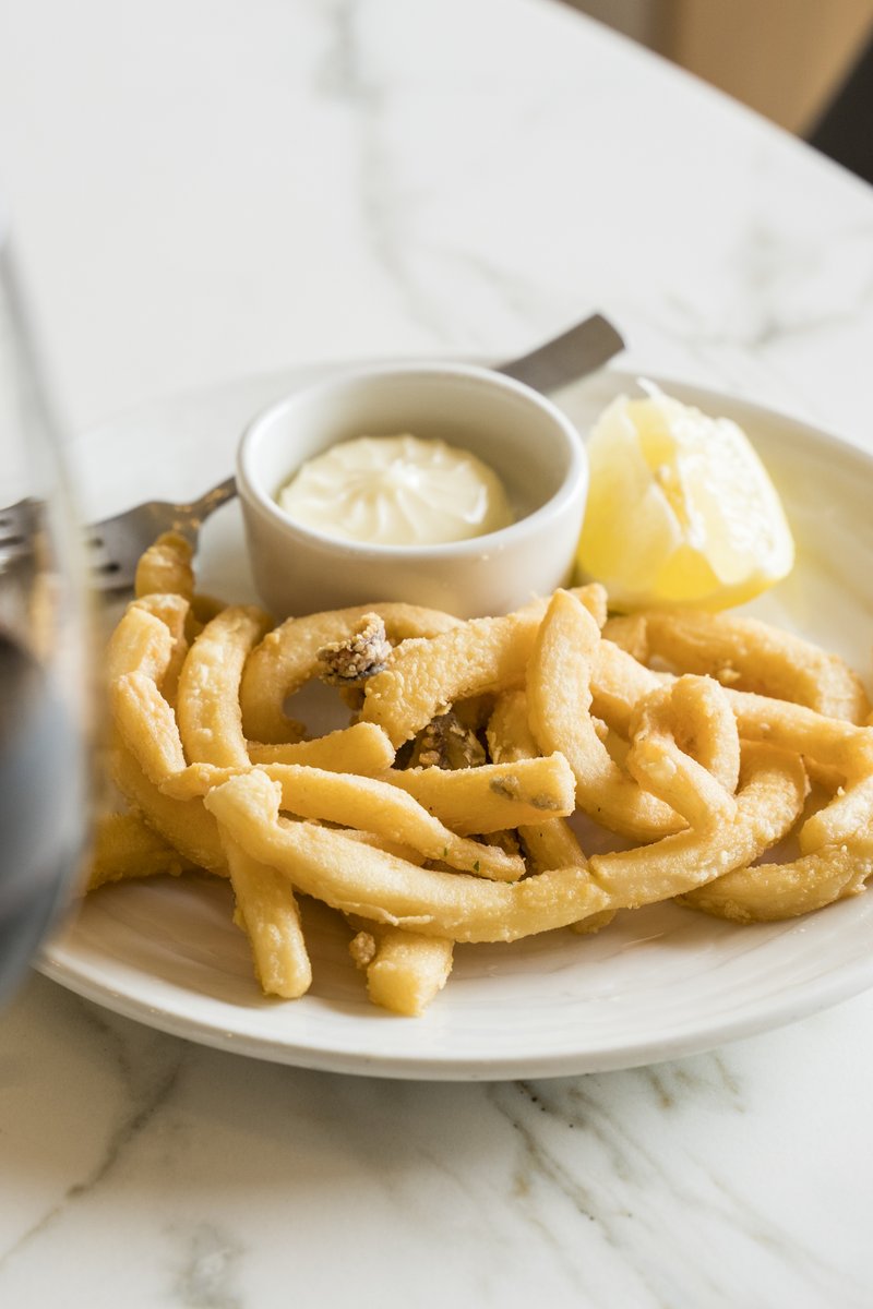 Se acerca la hora del aperitivo y nuestros calamares a la romana no fallan. ¡Sabor y ambiente inigualables! 🤤

lajaranataberna.com

#LaJaranaTaberna #LasalaPlazaHotel #Donostia