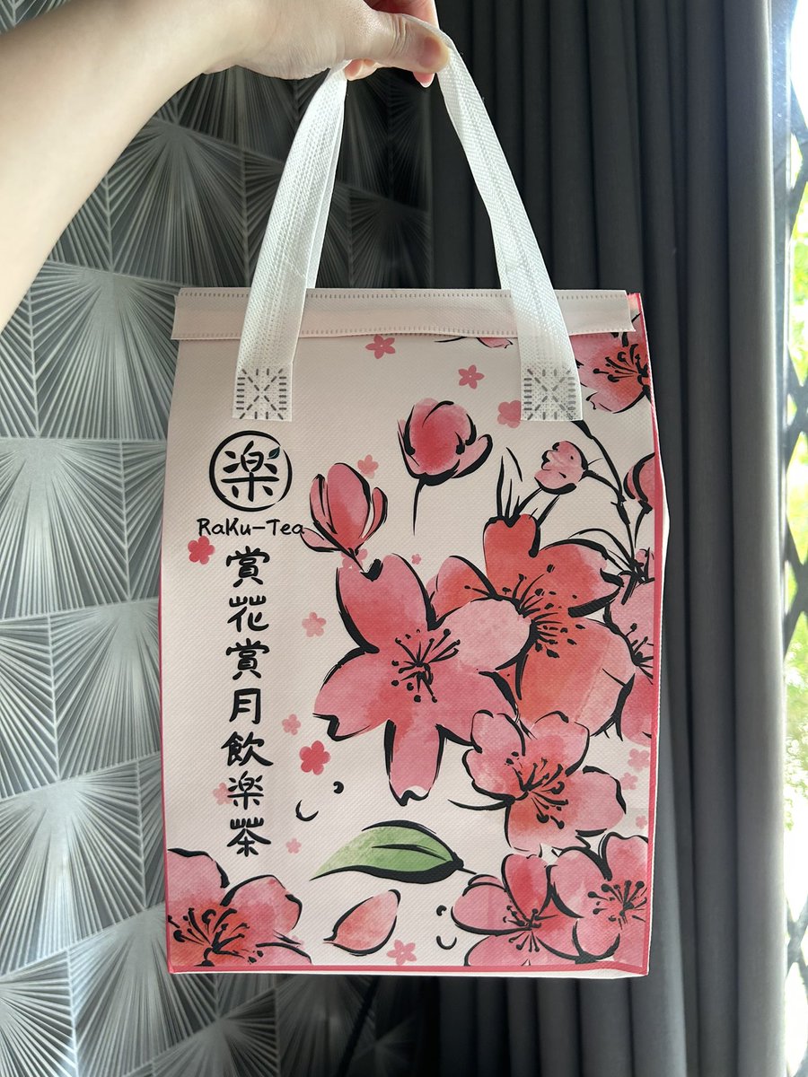 MM_sharing's tweet photo. Raku Tea ชาหอมมาก แพคเกตจิ่งเริ่ด ถูกใจคนชอบหวานน้อยแน่นอน หวานปกติร้านนี้คือหวาน 25 ร้านอื่น สั่งเดลิเวอรี่จากบรรทัดทองมา ส่งมาแบบใส่ถุงเก็บความเย็นเว่อไม่ไหว ชอบมาก💘 https://t.co/BVCZx8IPOL