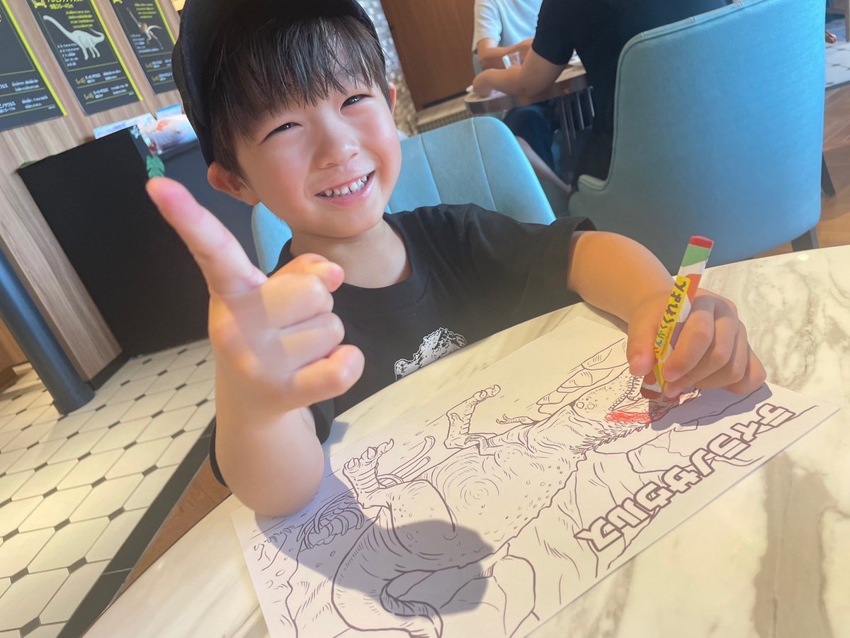 dinosafari2019's tweet photo. 【📡レンジャー通信🫡】

ぴあアリーナMM 2階「CLUB 38」では「DINO COLLAB CAFE」が営業中💁‍♂️

化石の展示や塗り絵コーナーもございます🦖
見て、食べて、遊んでディノサファリを遊び尽くしてください😊

期間：8/13(日)まで
時間：11～21時

▼詳細はこちら
https://t.co/innIV6qHym

＃休日 #盆休み https://t.co/wDhEoUPEB6