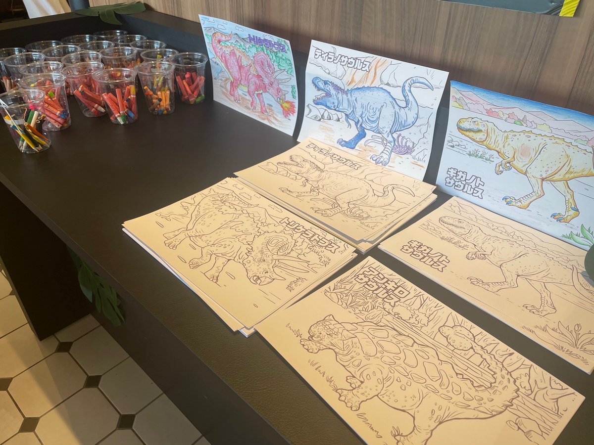 dinosafari2019's tweet photo. 【📡レンジャー通信🫡】

ぴあアリーナMM 2階「CLUB 38」では「DINO COLLAB CAFE」が営業中💁‍♂️

化石の展示や塗り絵コーナーもございます🦖
見て、食べて、遊んでディノサファリを遊び尽くしてください😊

期間：8/13(日)まで
時間：11～21時

▼詳細はこちら
https://t.co/innIV6qHym

＃休日 #盆休み https://t.co/wDhEoUPEB6