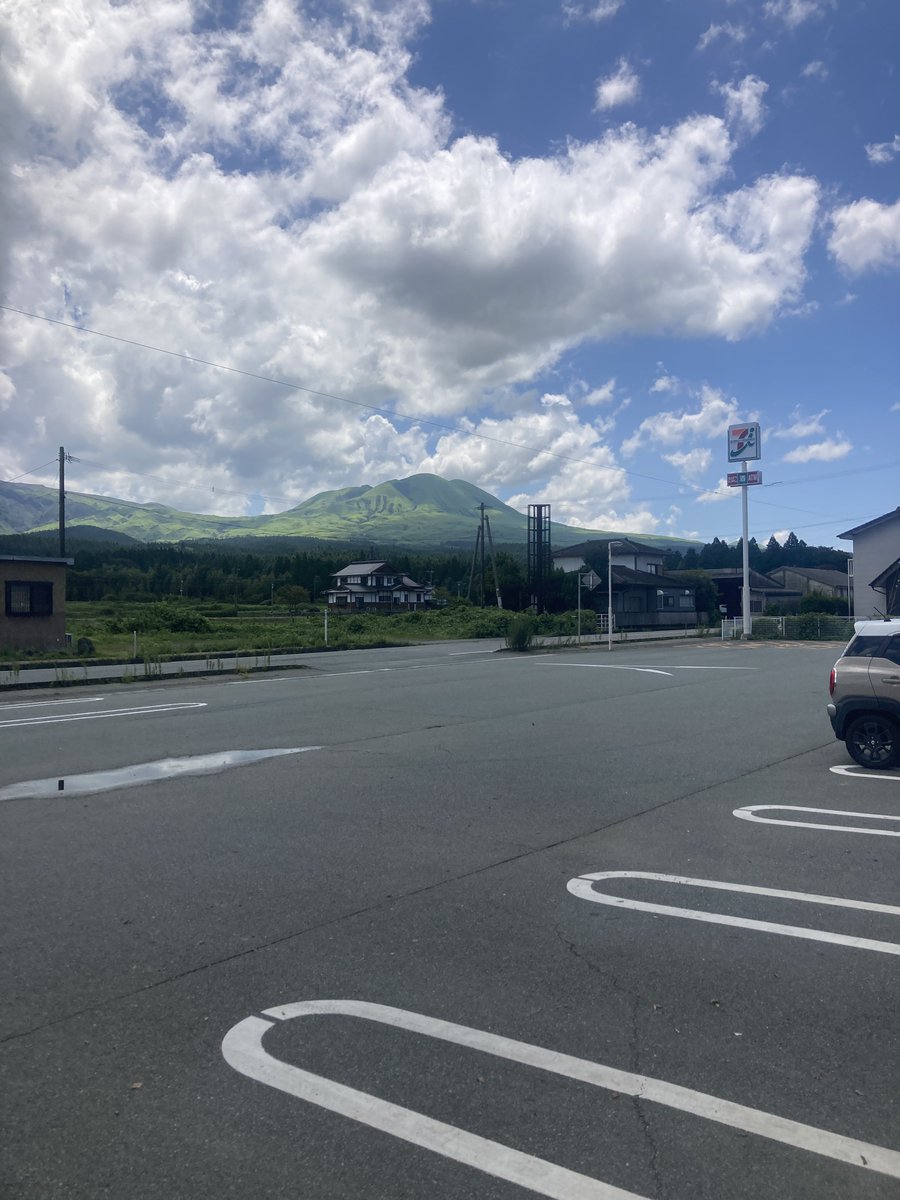 tokotomo3207's tweet image. 阿蘇の大自然のヤマダ電機でUSB-Cを買いに行く男。

#阿蘇
#ヤマダ電機
#USB_C