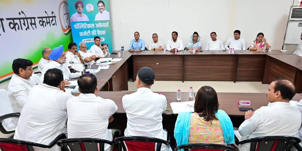 आज पीसीसी वॉर रूम में राजस्थान प्रदेश कांग्रेस की पॉलिटिकल अफेयर्स कमेटी की बैठक में AICC संगठन महासचिव श्री के.सी. वेणुगोपाल जी, राजस्थान प्रभारी श्री सुखजिंदर सिंह रंधावा जी, मुख्यमंत्री श्री अशोक गहलोत जी, विधानसभा अध्यक्ष डॉ. सी.पी. जोशी जी एवं प्रदेशाध्यक्ष श्री गोविंद सिंह