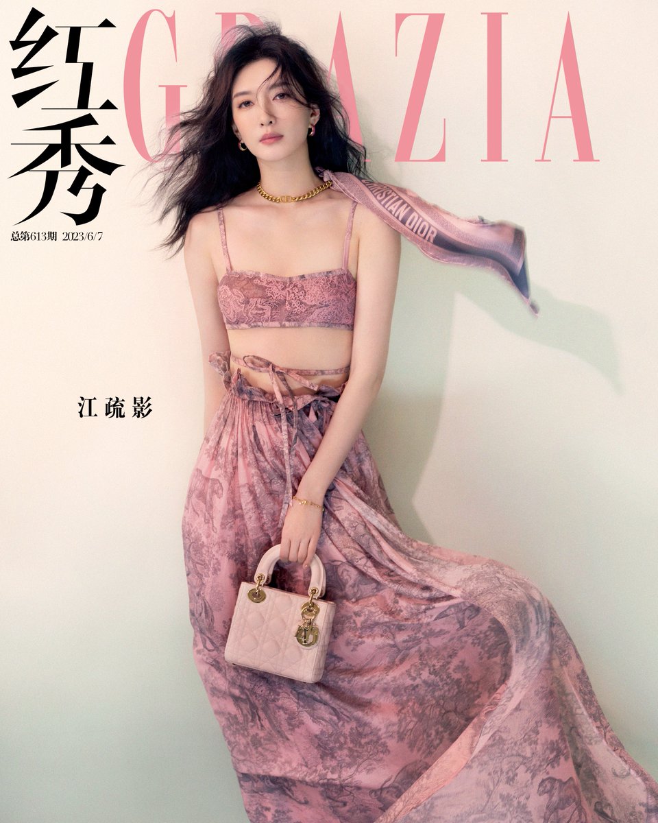 A play of wind and light breeze.
Fronting the cover of Grazia China, Dior's jewelry ambassador Jiang Shuying is a vision of sophistication, wearing pieces from the #Dioriviera capsule collection by Maria Grazia Chiuri.
#StarsinDior