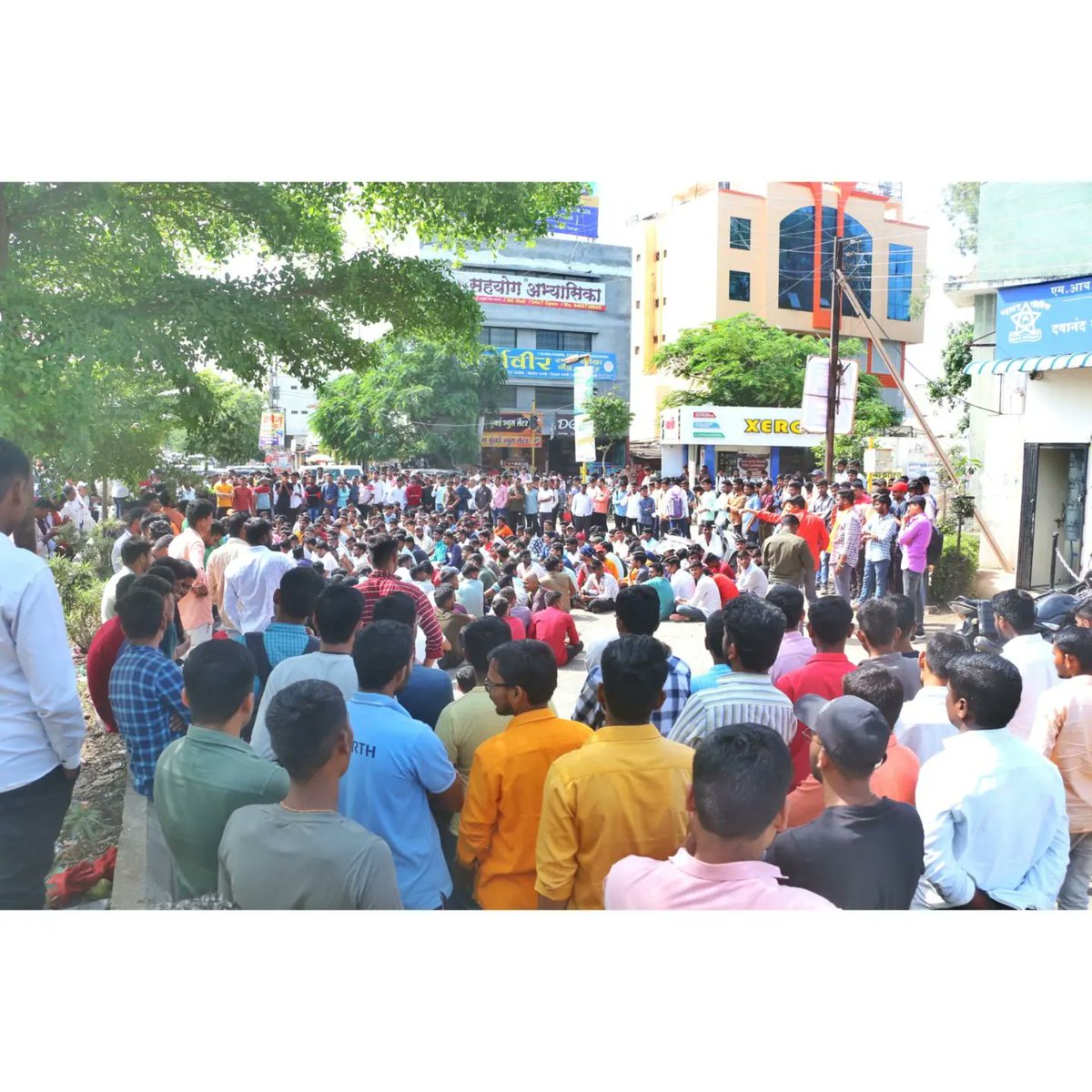SurajSabale_'s tweet photo. आज अखिल भारतीय विद्यार्थी परिषद लातूर तर्फे सरळ सेवा परीक्षेचे वाढलेले शुल्क कमी करण्यात यावे व २०१९ साली ज्या विद्यार्थ्यांनी सरळ सेवा परीक्षेचे फॉर्म भरले होते परंतु परीक्षा झाली नसल्यामुळे त्या विद्यार्थ्यांचे शुल्क परत करण्यात यावे अशा मागण्यांना घेऊन दयानंद गेट 
#सरळसेवा https://t.co/LHs60m7d2C