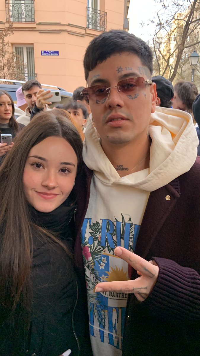 pedribless's tweet photo. @SRfranketooo Fui a verle al show el 24 de febrero en madrid y el día 25 antes de que se fuese al próximo show fui a la puerta del hotel a esperarle. No pude darle un abrazo ni hablar con él porque había más de 150 personas 🥲🥲 pero fué un sol y se hizo foto con todas https://t.co/7i1RrP2qZO