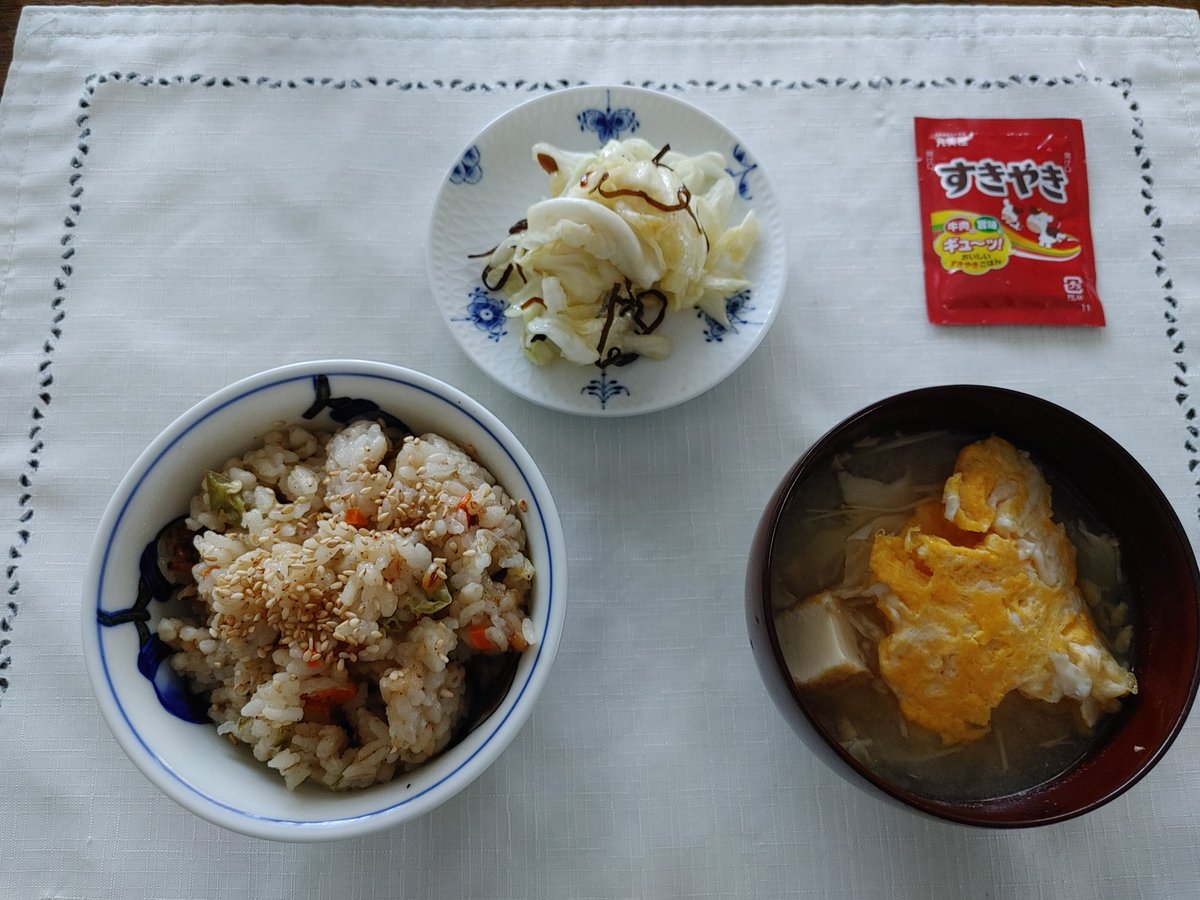 giya's tweet photo. コロナ自宅療養４日目の晩ごはん。今日は妻がダウンしているのであるもので。 https://t.co/twiMzRG3e8