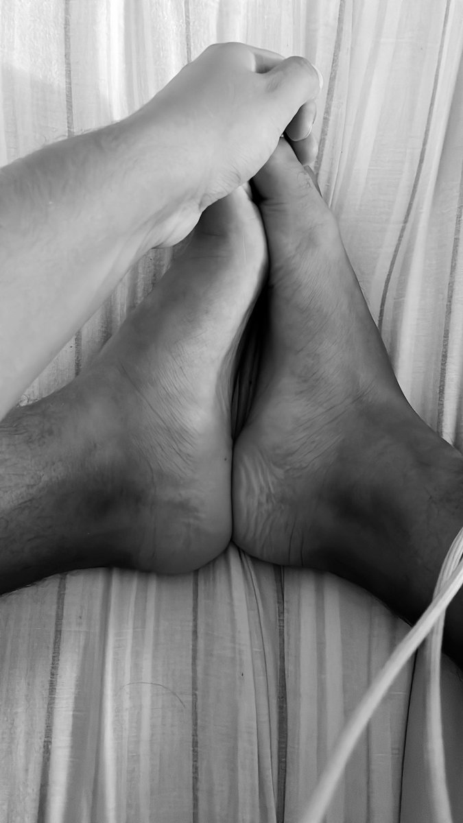 piesarthur's tweet photo. Recién despierto. Y mis pies están felices! #feet #foot #fetichepies #Fetichepajeros #PiesBonitos https://t.co/wbdeVbpDMs