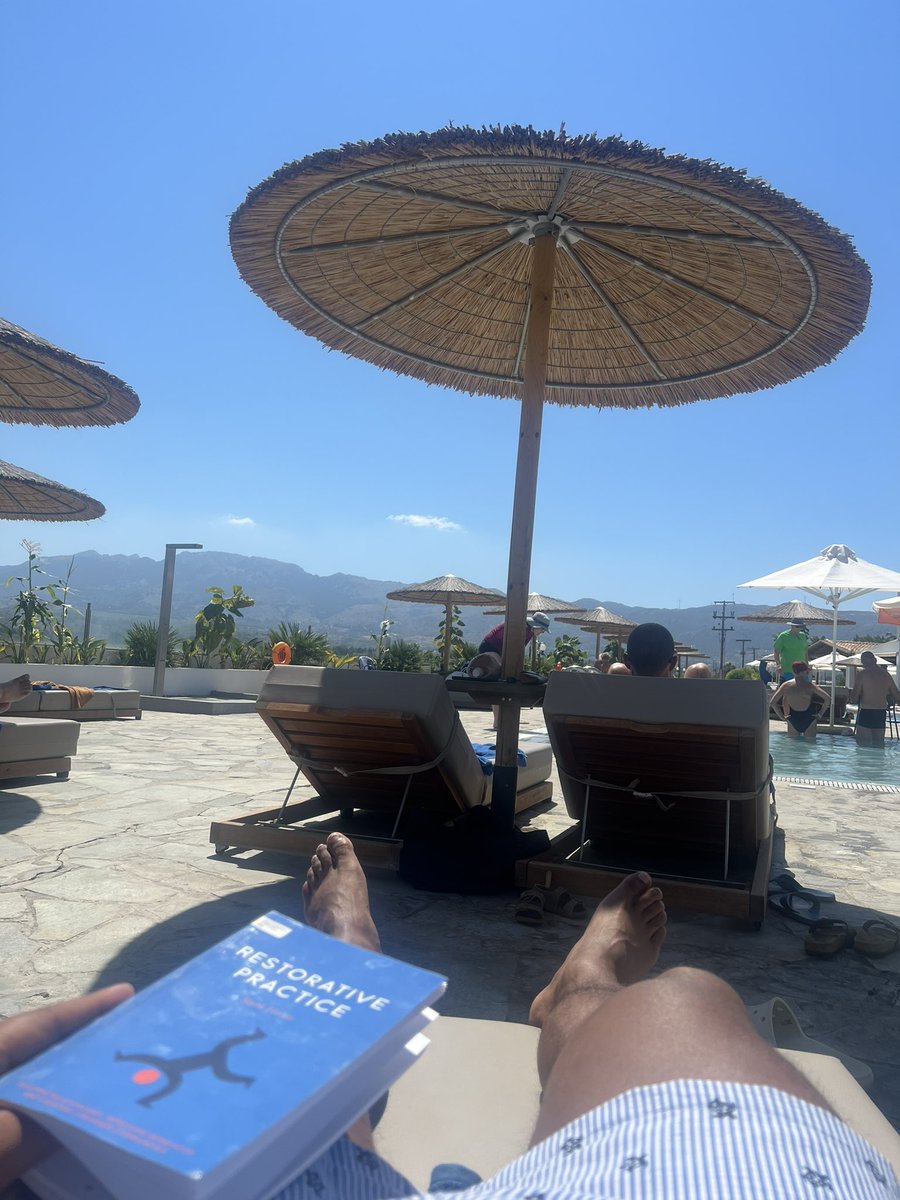 Chilling on the Greek Island of Kos 🇬🇷 with a Negroni 🍹. Getting through the DHTs present. Can you spot it?