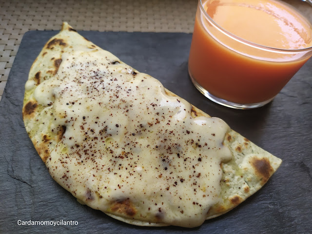 Quesadilla de guacamole, huevo cocido rallado y queso Provolone con gazpacho. #Receta cardamomoycilantro.blogspot.com/2023/08/quesad…