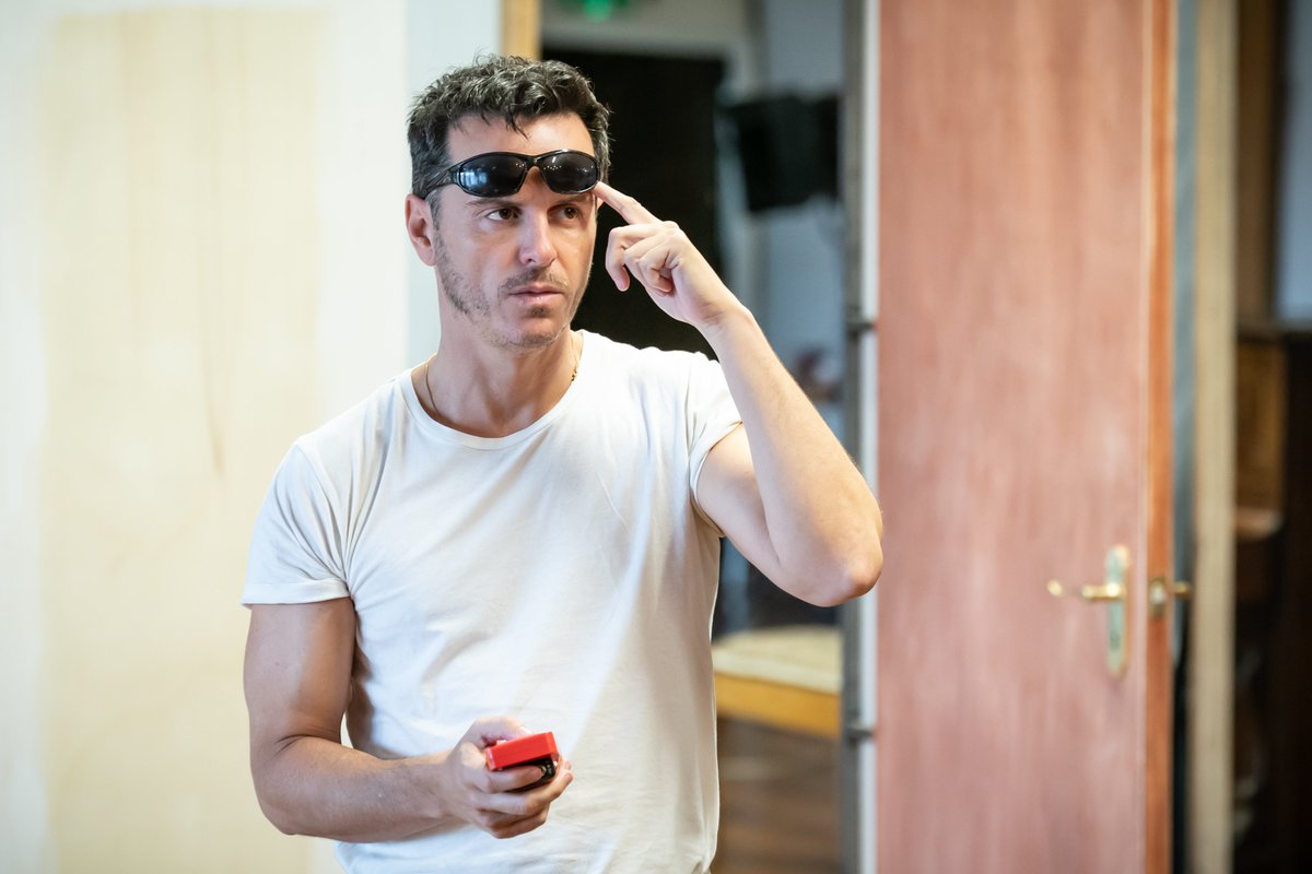 Exclusive: First look at Andrew Scott in rehearsals for Vanya whatsonstage.com/news/andrew-sc…