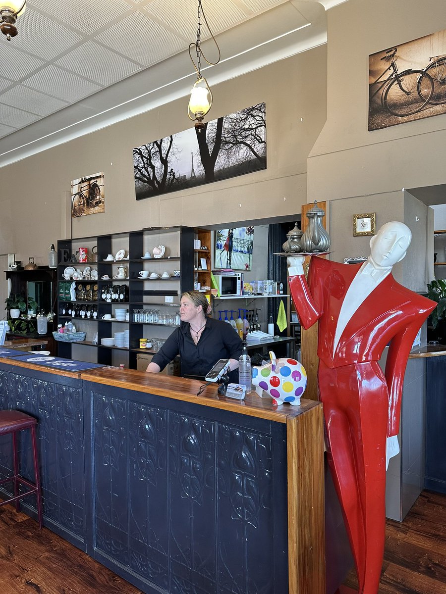 newietraveller's tweet photo. Wonderful place for a quiet pint in front of a log fire in the Piper & Drummer Bar in Great Central Hotel Glen Innes #aussiepubs #pubs #hotels #beeroclock #craftbeer #fireplace #community #diningout https://t.co/Hl7zJJriRG